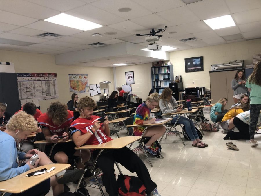 Mr Stevens’s advisory works on homecoming activities during advisory on 10/11. Photo by Abigail MacNeil