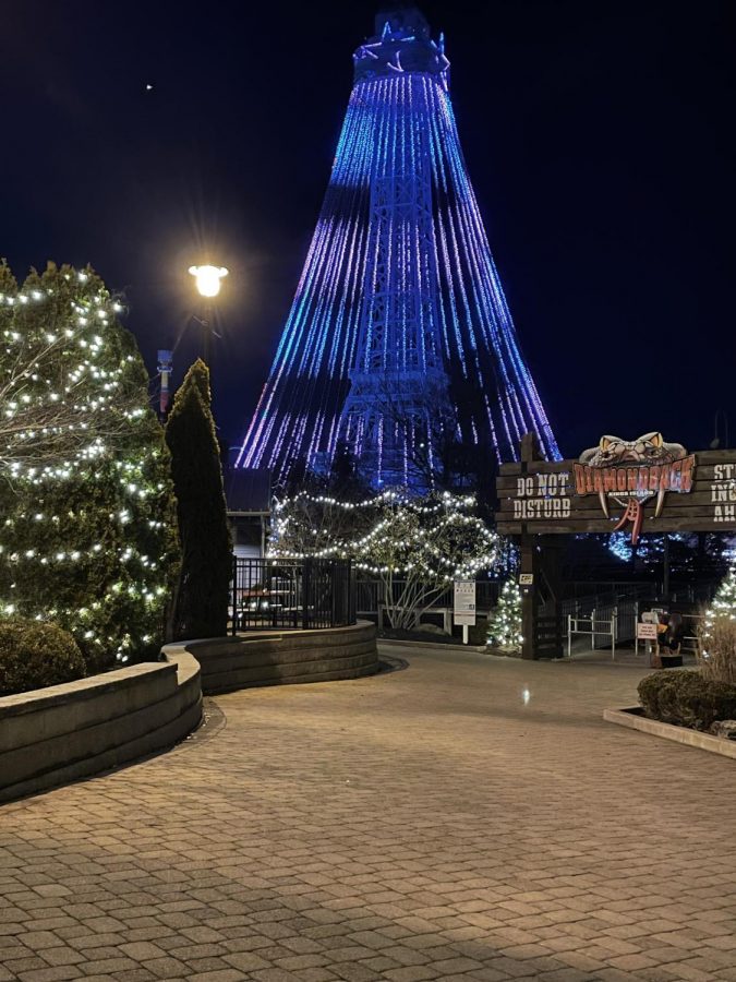  Kings Island’s Eiffel tower lights up for Winterfest
